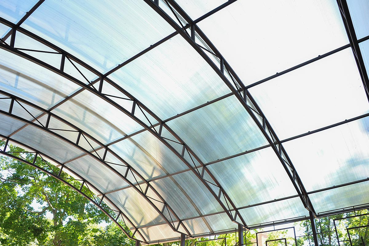 What is the reason why the polycarbonate hollow sheet ceiling turns yellow and brittle?