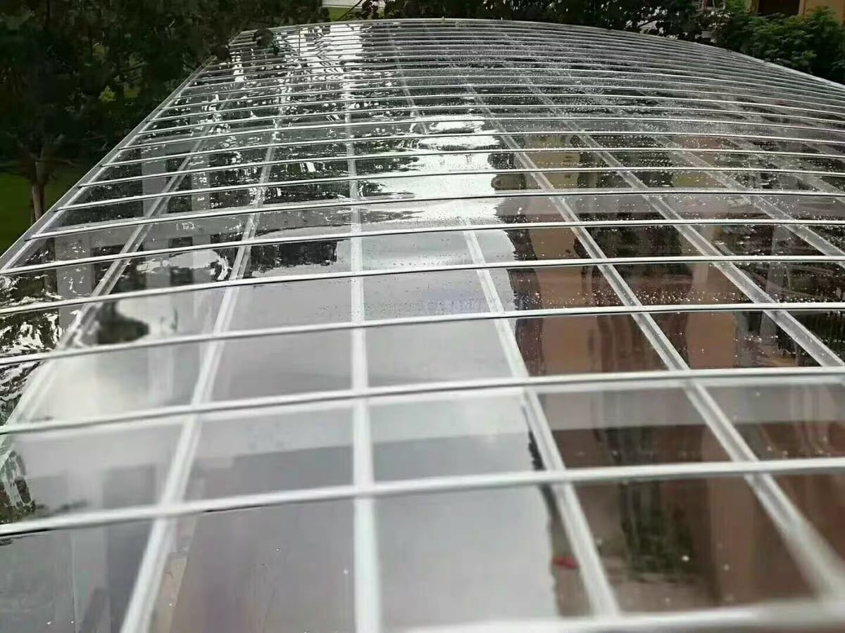 Transparent roof: polycarbonate sheet or glass